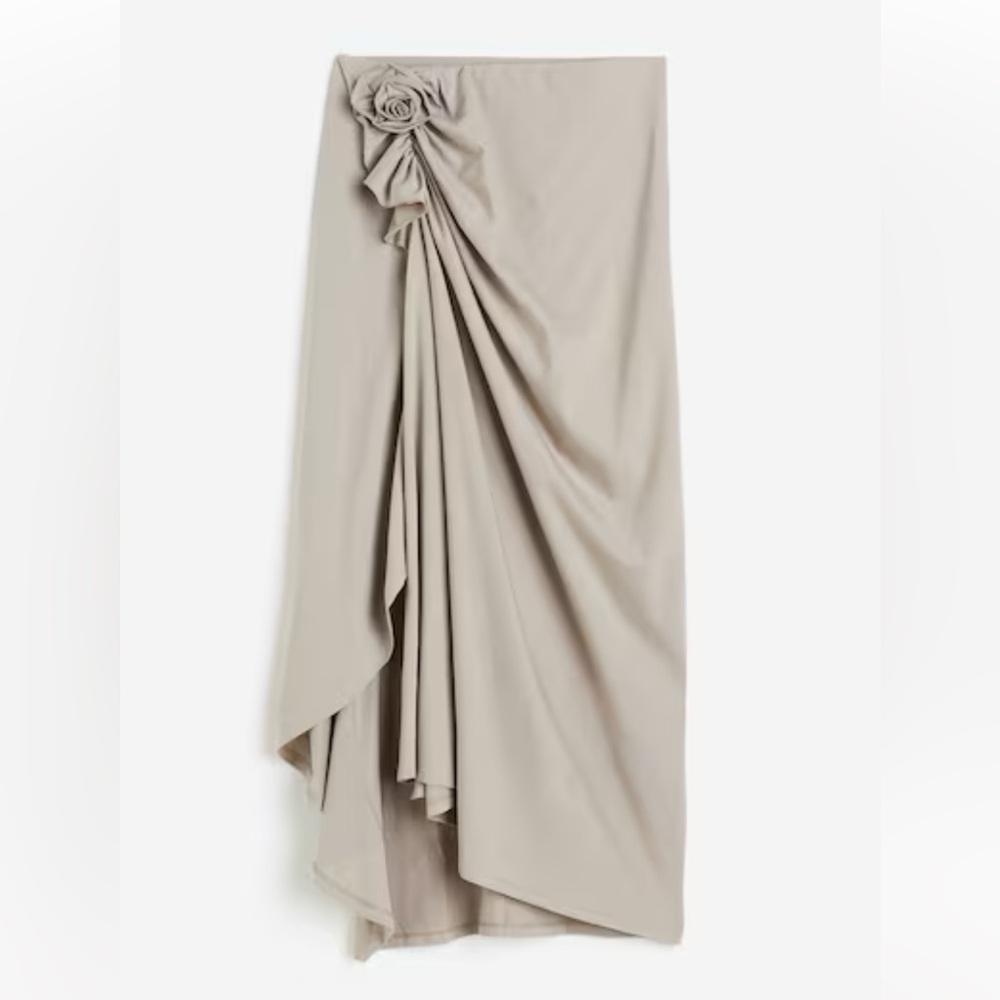 H&M sold out taupe rose appliqué knit skirt, NWT size small